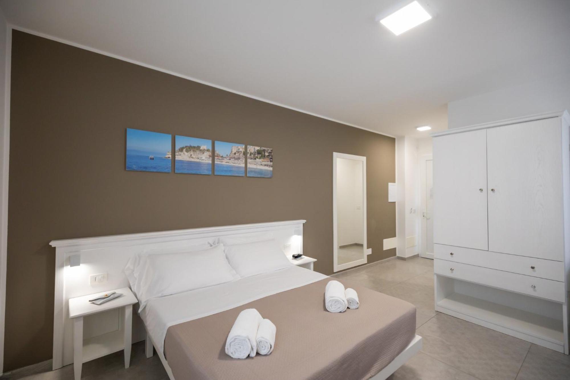 Camera Matrimoniale con Letto Supplementare